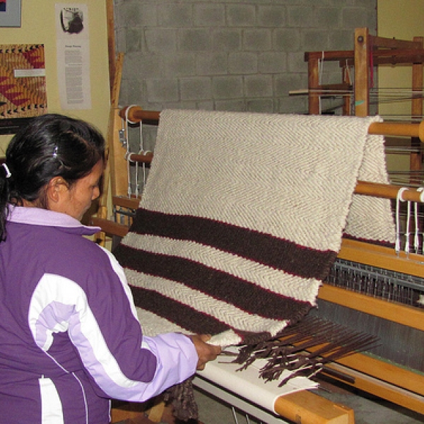 Cowichan loom Celia, president of Jolom Maya’etik, Chiapas, MX, viewing a Cowichan loom