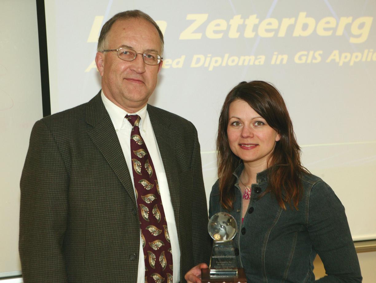 Dr Nilsen presenting the Carto Cup to Lisa Zetterberg