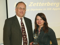 Dr. Nilsen presenting the Carto Cup to Lisa Zetterberg